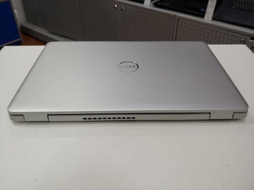 Dell Inspiron 5584 / 15.6" (1366x768) TN / Intel Core i5-8265U (4 (8) ядра 1.6 - 3.9 GHz) / 8 GB DDR4 / 240 GB SSD / WebCam