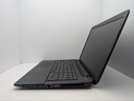 Ноутбук Toshiba Satellite C70D-B / 17.3" (1600x900) TN / AMD A4-5000 (4 ядра по 1.5 GHz) / 8 GB DDR3 / 750 GB HDD / AMD Radeon HD 8330 Graphics / WebCam / DVD-ROM