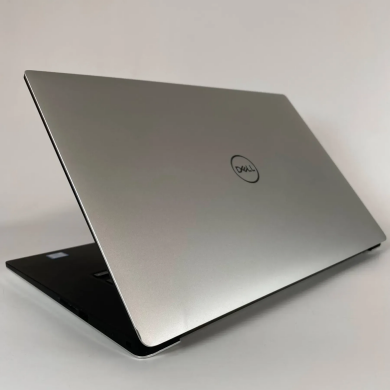 Мобільна робоча станція Б-клас Dell Precision 5530 / 15.6" (1920x1080) IPS / Intel Core i7-8850H (6 (12) ядра по 2.6 - 4.3 GHz) / 16 GB DDR4 / 256 GB SSD / nVidia Quadro P1000, 4 GB GDDR5, 128-bit / HDMI