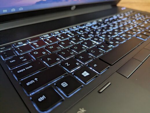 Мобільна робоча станція HP zBook 17 G3 / 17.3" (1600x900) TN / Intel Core i7-6700HQ (4 (8) ядра по 2.6 - 3.5 GHz) / 16 GB DDR4 / 512 GB SSD / nVidia Quadro M1000M, 2 GB DDR3, 128-bit / TouchID / WebCam / Windows 10