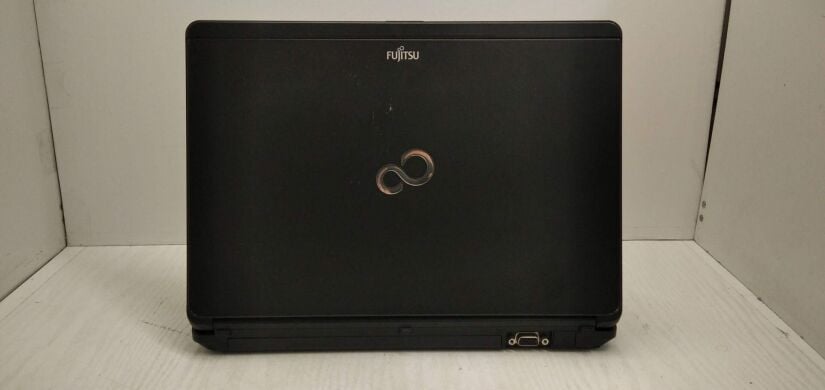 Ноутбук Fujitsu LifeBook E734 / 13.3" (1366x768) TN / Intel Core i5-3230M (2 (4) ядра по 2.6 - 3.2 GHz) / 4 GB DDR3 / 320 GB HDD / Intel HD Graphics 4000 / WebCam Ноутбук Fujitsu LifeBook E734 / 13.3" (1366x768) TN / Intel Core i5-3230M (2 (4) ядра по 2.6 - 3.2 GHz) / 4 GB DDR3 / 320 GB HDD / Intel HD Graphics 4000 / WebCam