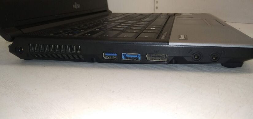 Ноутбук Fujitsu LifeBook E734 / 13.3" (1366x768) TN / Intel Core i5-3230M (2 (4) ядра по 2.6 - 3.2 GHz) / 4 GB DDR3 / 320 GB HDD / Intel HD Graphics 4000 / WebCam Ноутбук Fujitsu LifeBook E734 / 13.3" (1366x768) TN / Intel Core i5-3230M (2 (4) ядра по 2.6 - 3.2 GHz) / 4 GB DDR3 / 320 GB HDD / Intel HD Graphics 4000 / WebCam