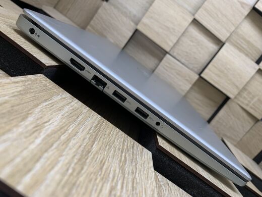 Ультрабук Б-клас Dell Inspiron 15 5593 / 15.6" (1920x1080) IPS / Intel Core i7-1065G7 (4 (8) ядра по 1.3 - 3.9 GHz) / 8 GB DDR4 / 256 GB SSD / nVidia GeForce MX230, 2 GB GDDR5, 64-bit / WebCam / Windows 10 лицензия