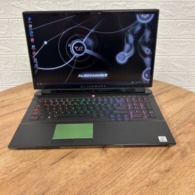 Ігровий ноутбук Dell Alienware Area 51M R2 / 17.3" (1920x1080) IPS / Intel Core i7-10700 (8 (16) ядер по 2.9 - 4.8 GHz) / 16 GB DDR4 / 512 GB SSD / AMD Radeon RX 5700M, 8 GB GDDR6, 256-bit / WebCam Ігровий ноутбук Dell Alienware Area 51M R2 / 17.3" (1920x1080) IPS / Intel Core i7-10700 (8 (16) ядер по 2.9 - 4.8 GHz) / 16 GB DDR4 / 512 GB SSD / AMD Radeon RX 5700M, 8 GB GDDR6, 256-bit / WebCam