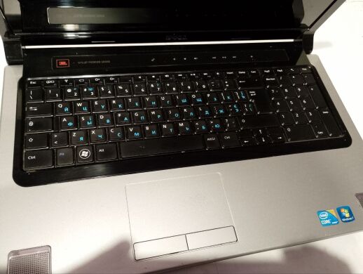 Ноутбук Dell Studio 1747 / 17.3" (1600x900) TN / Intel Core i7-720QM (4 (8) ядра по 1.6 - 2.8 GHz) / 4 GB DDR3 / 500 GB HDD / AMD Radeon HD 4650, 1GB DDR3, 128-bit / WebCam / Win 7