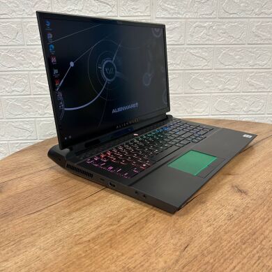 Ігровий ноутбук Dell Alienware Area 51M R2 / 17.3" (1920x1080) IPS / Intel Core i7-10700 (8 (16) ядер по 2.9 - 4.8 GHz) / 16 GB DDR4 / 512 GB SSD / AMD Radeon RX 5700M, 8 GB GDDR6, 256-bit / WebCam Ігровий ноутбук Dell Alienware Area 51M R2 / 17.3" (1920x1080) IPS / Intel Core i7-10700 (8 (16) ядер по 2.9 - 4.8 GHz) / 16 GB DDR4 / 512 GB SSD / AMD Radeon RX 5700M, 8 GB GDDR6, 256-bit / WebCam