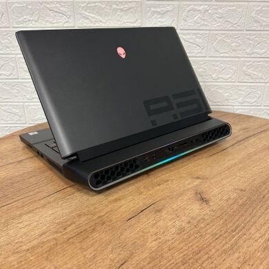 Ігровий ноутбук Dell Alienware Area 51M R2 / 17.3" (1920x1080) IPS / Intel Core i7-10700 (8 (16) ядер по 2.9 - 4.8 GHz) / 16 GB DDR4 / 512 GB SSD / AMD Radeon RX 5700M, 8 GB GDDR6, 256-bit / WebCam Ігровий ноутбук Dell Alienware Area 51M R2 / 17.3" (1920x1080) IPS / Intel Core i7-10700 (8 (16) ядер по 2.9 - 4.8 GHz) / 16 GB DDR4 / 512 GB SSD / AMD Radeon RX 5700M, 8 GB GDDR6, 256-bit / WebCam
