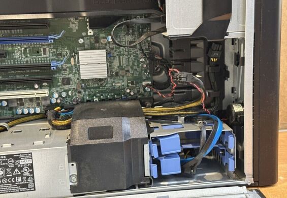 Игровой ПК Dell Precision 5810 Tower / Intel Xeon E5-1630 v4 (4 (8) ядра по 3.7 - 4.0 GHz) / 32 GB DDR4 ECC / 240 GB SSD / nVidia GeForce GTX 1050, 2 GB GDDR5, 128-bit / 685W / DVD-RW Игровой ПК Dell Precision 5810 Tower / Intel Xeon E5-1630 v4 (4 (8) ядра по 3.7 - 4.0 GHz) / 32 GB DDR4 ECC / 240 GB SSD / nVidia GeForce GTX 1050, 2 GB GDDR5, 128-bit / 685W / DVD-RW