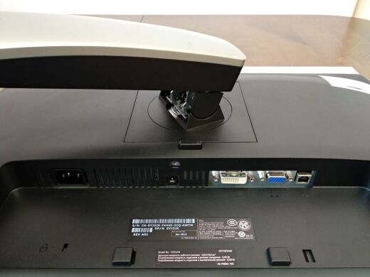 Монитор Dell Professional P2312Ht / 23" (1920x1080) TN / DVI, VGA, USB / VESA 100x100