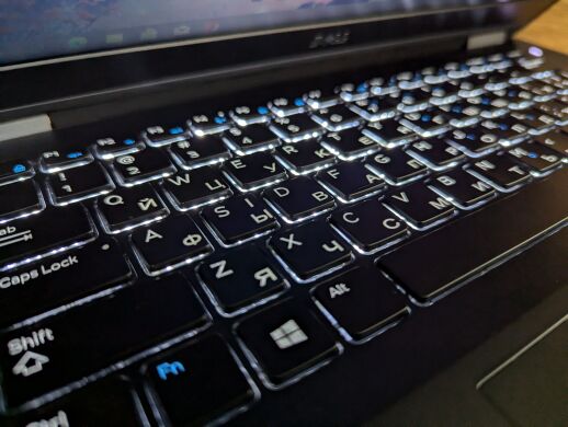 Нетбук Dell Latitude E7270 / 12.5" (1366x768) TN / Intel Core i7-6600U (2 (4) ядра по 2.6 - 3.4 GHz) / 8 GB DDR4 / 256 GB SSD / Intel HD Graphics 520 / WebCam / HDMI / Windows 10 Нетбук Dell Latitude E7270 / 12.5" (1366x768) TN / Intel Core i7-6600U (2 (4) ядра по 2.6 - 3.4 GHz) / 8 GB DDR4 / 256 GB SSD / Intel HD Graphics 520 / WebCam / HDMI / Windows 10