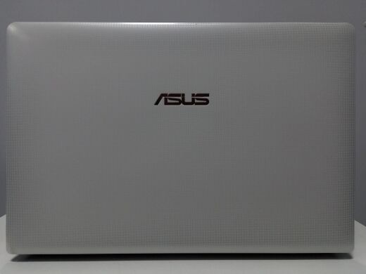 Ноутбук Asus K501U / 15.6" (1366x768) TN / AMD E2-1800 (2 ядра 1.7 GHz) / 4 GB DDR3 / 500 GB HDD / AMD Radeon HD 7340 Graphics / WebCam / АКБ не держит