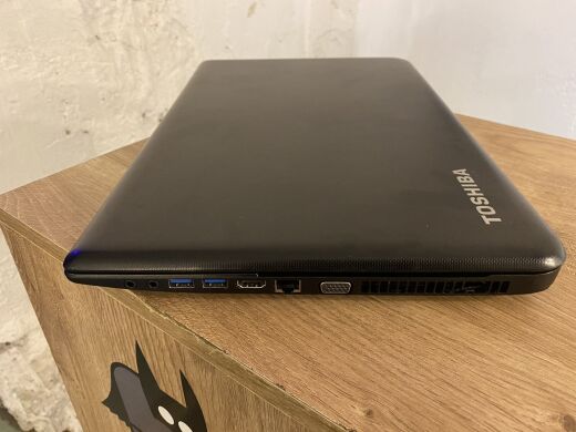 Ноутбук Toshiba Satellite Pro C70 / 17.3" (1600x900) TN / Intel Core i5-5200U (2 (4) ядра по 2.2 - 2.7 GHz) / 4 GB DDR3 / 120 GB SSD / AMD Radeon R7 M260, 1 GB DDR3, 64-bit / WebCam Ноутбук Toshiba Satellite Pro C70 / 17.3" (1600x900) TN / Intel Core i5-5200U (2 (4) ядра по 2.2 - 2.7 GHz) / 4 GB DDR3 / 120 GB SSD / AMD Radeon R7 M260, 1 GB DDR3, 64-bit / WebCam