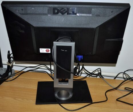 Монитор Б-класс Dell P2310Hc / 23" (1920x1080) TN / VGA, DVI, USB + Кабели (VGA, DVI, DisplayPort на выбор)&nbsp;и питания&nbsp;в комплекте