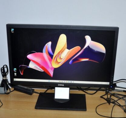 Монитор Б-класс Dell P2310Hc / 23" (1920x1080) TN / VGA, DVI, USB + Кабели (VGA, DVI, DisplayPort на выбор)&nbsp;и питания&nbsp;в комплекте