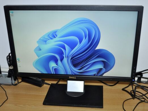 Монитор Б-класс Dell P2310Hc / 23" (1920x1080) TN / VGA, DVI, USB + Кабели (VGA, DVI, DisplayPort на выбор)&nbsp;и питания&nbsp;в комплекте