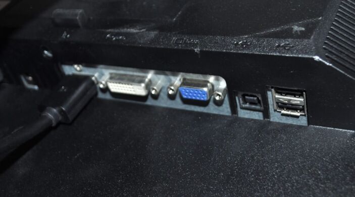 Монитор Б-класс Dell P2310Hc / 23" (1920x1080) TN / VGA, DVI, USB + Кабели (VGA, DVI, DisplayPort на выбор)&nbsp;и питания&nbsp;в комплекте