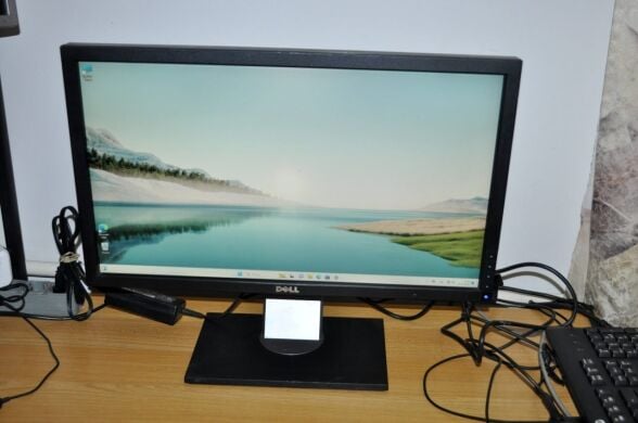 Монитор Б-класс Dell P2310Hc / 23" (1920x1080) TN / VGA, DVI, USB + Кабели (VGA, DVI, DisplayPort на выбор)&nbsp;и питания&nbsp;в комплекте