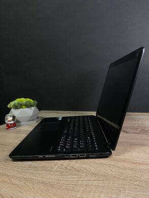 Ноутбук-трансформер Б-клас Asus Q534U / 15.6" (3840x2160) IPS / Intel Core i7-7500U (2 (4) ядра по 2.7 - 3.5 GHz) / 16 GB DDR4 / 512 GB SSD M.2 / nVidia GeForce GTX 950M, 2 GB GDDR5, 128-bit / WebCam / Win 10