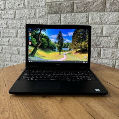 Мобільна робоча станція Dell Precision 3520 / 15.6" (1366x768) TN / Intel Core i5-6440HQ (4 ядра по 2.6 - 3.5 GHz) / 8 GB DDR4 / 256 GB SSD M.2 / nVidia Quadro M620, 2 GB GDDR5, 128-bit / WebCam