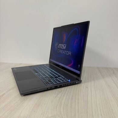 Игровой ноутбук Б-класс MSI Creator 16 AI Studio A1VHG / 16" (3840x2400) IPS / Intel Core Ultra 9 185H (16 (22) ядер по 3.9 - 5.1 GHz) / 32 GB DDR5 / 1000 GB SSD NVMe / nVidia GeForce RTX 4080, 12 GB GDDR6, 192-bit / WebCam Игровой ноутбук Б-класс MSI Creator 16 AI Studio A1VHG / 16" (3840x2400) IPS / Intel Core Ultra 9 185H (16 (22) ядер по 3.9 - 5.1 GHz) / 32 GB DDR5 / 1000 GB SSD NVMe / nVidia GeForce RTX 4080, 12 GB GDDR6, 192-bit / WebCam