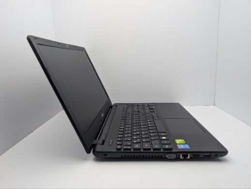 Ноутбук Acer Aspire E5-571G / 15.6" (1366x768) TN / Intel Core i3-4005U (2 (4) ядра по 1.7 GHz) / 6 GB DDR3 / 500 GB HDD / nVidia GeForce 820M, 1 GB GDDR3, 64-bit / WebCam / DVD-ROM