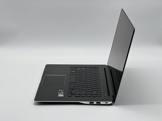 Ігровий ноутбук Samsung NP940Z5L / 15.6" (3840x2160) IPS Touch / Intel Core i7-6700HQ (4 (8) ядра по 2.6 - 3.5 GHz) / 16 GB DDR3 / 512 GB SSD / nVidia GeForce GTX 950M, 4 GB GDDR5, 128-bit / WebCam