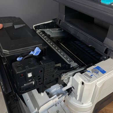 МФУ Kyocera Ecosys M3040DN / Лазерная монохромная печать / 1800x600 dpi / A4 / 40 стр/мин / USB, Ethernet / Дуплекс / Кабели в комплекте