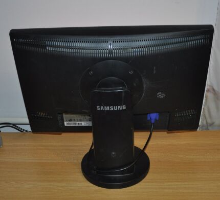 Монитор Samsung SyncMaster 2243SN / 22" (1920x1080) TN / VGA + Кабели в комплекте