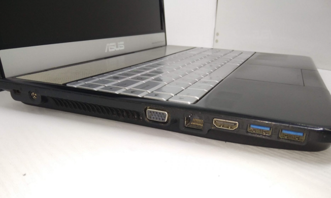Ноутбук Б-клас Asus N55S / 15.6" (1366x768) TN / Intel Core i5-2450M (2 (4) ядра по 2.5 - 3.1 GHz) / 4 GB DDR3 / 750 GB HDD / nVidia GeForce GT 635M, 2 GB DDR3, 128-bit / DVD-RW