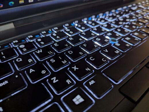 Ноутбук Б-клас Dell Latitude 5580 / 15.6" (1920x1080) IPS / Intel Core i5-7300U (2 (4) ядра по 2.6 - 3.5 GHz) / 16 GB DDR4 / 512 GB SSD / Intel HD Graphics 620 / WebCam / HDMI / Windows 10