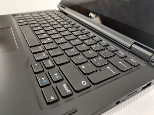 Ноутбук Dell Latitude 7390 / 13.3" (1920x1080) IPS Touch / Intel Core i7-8650U (4 (8) ядер по 1.9 - 4.2 GHz) / 16 GB DDR4 / 120 GB SSD M.2 / Intel UHD Graphics 620 / WebCam Ноутбук Dell Latitude 7390 / 13.3" (1920x1080) IPS Touch / Intel Core i7-8650U (4 (8) ядер по 1.9 - 4.2 GHz) / 16 GB DDR4 / 120 GB SSD M.2 / Intel UHD Graphics 620 / WebCam