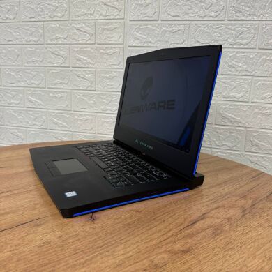 Игровой ноутбук Б-класс Dell Alienware 15 R3 / 15.6" (1920x1080) IPS / Intel Core i7-7700HQ (4 (8) ядра по 2.8 - 3.8 GHz) / 16 GB DDR4 / 500 GB SSD / nVidia GeForce GTX 1070, 8 GB GDDR5, 256-bit / WebCam Игровой ноутбук Б-класс Dell Alienware 15 R3 / 15.6" (1920x1080) IPS / Intel Core i7-7700HQ (4 (8) ядра по 2.8 - 3.8 GHz) / 16 GB DDR4 / 500 GB SSD / nVidia GeForce GTX 1070, 8 GB GDDR5, 256-bit / WebCam