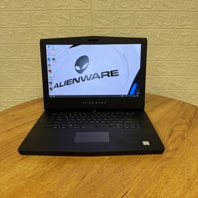 Игровой ноутбук Б-класс Dell Alienware 15 R3 / 15.6" (1920x1080) IPS / Intel Core i7-7700HQ (4 (8) ядра по 2.8 - 3.8 GHz) / 16 GB DDR4 / 500 GB SSD / nVidia GeForce GTX 1070, 8 GB GDDR5, 256-bit / WebCam Игровой ноутбук Б-класс Dell Alienware 15 R3 / 15.6" (1920x1080) IPS / Intel Core i7-7700HQ (4 (8) ядра по 2.8 - 3.8 GHz) / 16 GB DDR4 / 500 GB SSD / nVidia GeForce GTX 1070, 8 GB GDDR5, 256-bit / WebCam