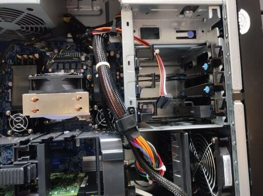 Робоча станція Lenovo ThinkStation S30 Tower / Intel Xeon E5-1650 v2 (6 (12) ядер по 3.5 - 3.9 GHz) / 32 GB DDR3 / 1000 GB HDD / nVidia Quadro K4000, 3 GB GDDR5, 192-bit / 610W / DVI / DisplayPort