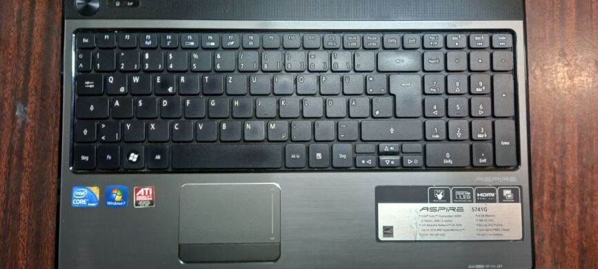 Ноутбук Б-класс Acer Aspire 5741G / 15.6" (1366x768) TN / Intel Core i5-430M (2 (4) ядра по 2.26 - 2.53 GHz) / 4 GB DDR3 / 240 GB SSD / AMD Radeon HD 5470, 512 MB DDR3, 64-bit / WebCam / DVD-ROM / АКБ не держит