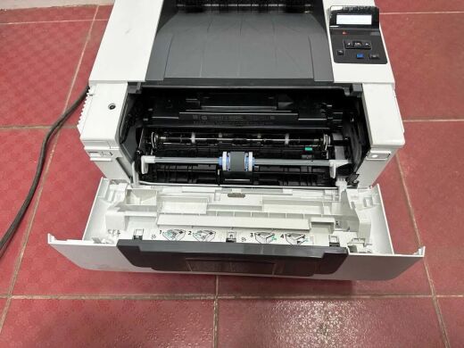 Принтер HP LaserJet Pro M404dw / Лазерная монохромная печать / 1200x1200 dpi / A4 / 38 стр/мин / USB 2.0, Ethernet, WiFi / Дуплекс + USB кабель для подключения к компьютеру