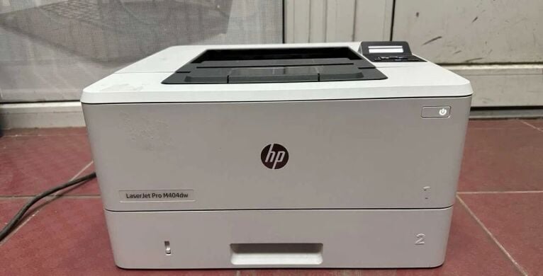 Принтер HP LaserJet Pro M404dw / Лазерная монохромная печать / 1200x1200 dpi / A4 / 38 стр/мин / USB 2.0, Ethernet, WiFi / Дуплекс + USB кабель для подключения к компьютеру