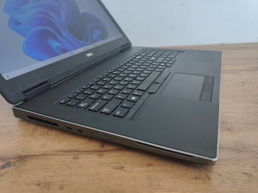 Ноутбук робоча станція Б-клас Dell Precision 7730 / 17.3" (1920x1080) IPS / Intel Core i7-8850H (6 (12) ядра по 2.6 - 4.3 GHz) / 32 GB DDR4 / 1000 GB SSD / nVidia Quadro P5200, 16 GB GDDR5, 256-bit / WebCam / Windows 11 Pro