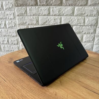 Игровой ноутбук Razer Blade 17 RZ09-0166 / 17.3" (3840x2160) IPS Touch / Intel Core i7-7820HK (4 (8) ядра по 2.9 - 3.9 GHz) / 32 GB DDR4 / 512 GB SSD / nVidia GeForce GTX 1080, 8 GB GDDR5X, 256-bit / WebCam