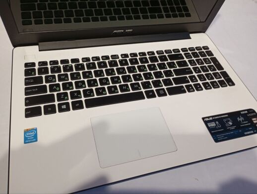 Ноутбук Asus X553M / 15.6" (1366x768) TN / Intel Pentium N3530 (4 ядра по 2.16 - 2.58 GHz) / 4 GB DDR3 / 750 GB HDD / Intel HD Graphics / WebCam  Ноутбук Asus X553M / 15.6" (1366x768) TN / Intel Pentium N3530 (4 ядра по 2.16 - 2.58 GHz) / 4 GB DDR3 / 750 GB HDD / Intel HD Graphics / WebCam