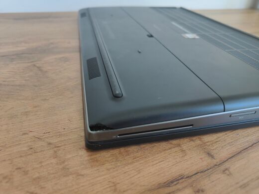 Ноутбук робоча станція Б-клас Dell Precision 7730 / 17.3" (1920x1080) IPS / Intel Core i7-8850H (6 (12) ядра по 2.6 - 4.3 GHz) / 32 GB DDR4 / 1000 GB SSD / nVidia Quadro P5200, 16 GB GDDR5, 256-bit / WebCam / Windows 11 Pro