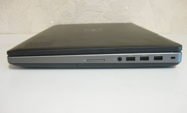 Ігровий ноутбук Dell Precision 7510 / 15.6" (1920x1080) TN / Intel Core i7-6820HQ (4 (8) ядра по 2.7 - 3.6 GHz) / 8 GB DDR4 / 240 GB SSD / nVidia Quadro K1000M, 2 GB DDR3, 128-bit / WebCam 