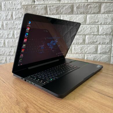 Игровой ноутбук Razer Blade 17 RZ09-0166 / 17.3" (3840x2160) IPS Touch / Intel Core i7-7820HK (4 (8) ядра по 2.9 - 3.9 GHz) / 32 GB DDR4 / 512 GB SSD / nVidia GeForce GTX 1080, 8 GB GDDR5X, 256-bit / WebCam