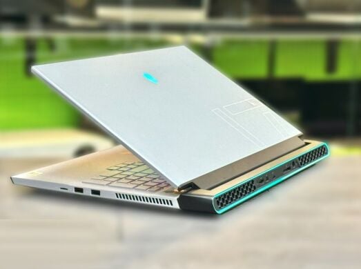 Ігровий ноутбук Б-клас Dell Alienware m17 R3 / 17.3" (1920x1080) IPS / Intel Core i7-10750H (6 (12) ядер по 2.6 - 5.0 GHz) / 16 GB DDR4 / 1000 GB SSD M.2 / nVidia GeForce RTX 2070, 8 GB GDDR6, 256-bit / WebCam / Win 11 Ігровий ноутбук Б-клас Dell Alienware m17 R3 / 17.3" (1920x1080) IPS / Intel Core i7-10750H (6 (12) ядер по 2.6 - 5.0 GHz) / 16 GB DDR4 / 1000 GB SSD M.2 / nVidia GeForce RTX 2070, 8 GB GDDR6, 256-bit / WebCam / Win 11