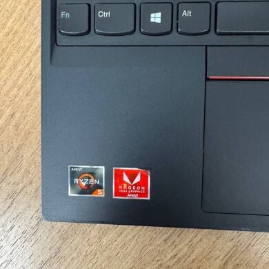 Ноутбук Б-клас Lenovo ThinkPad E585 / 15.6" (1920x1080) IPS / AMD Ryzen 5 2500U (4 (8) ядра по 2.0 - 3.6 GHz) / 8 GB DDR4 / 256 GB SSD NVMe / AMD Radeon Vega 8 Graphics / WebCam