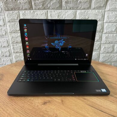Игровой ноутбук Razer Blade 17 RZ09-0166 / 17.3" (3840x2160) IPS Touch / Intel Core i7-7820HK (4 (8) ядра по 2.9 - 3.9 GHz) / 32 GB DDR4 / 512 GB SSD / nVidia GeForce GTX 1080, 8 GB GDDR5X, 256-bit / WebCam