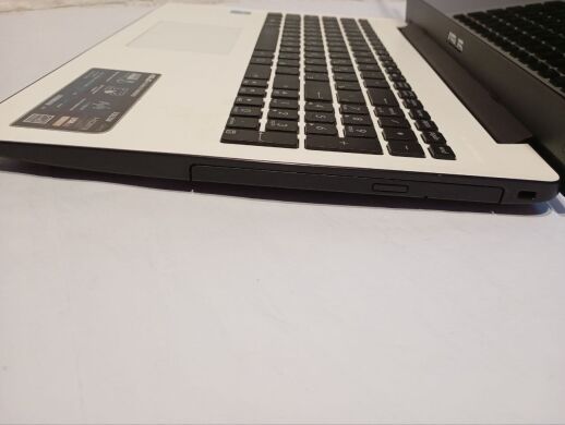 Ноутбук Asus X553M / 15.6" (1366x768) TN / Intel Pentium N3530 (4 ядра по 2.16 - 2.58 GHz) / 4 GB DDR3 / 750 GB HDD / Intel HD Graphics / WebCam  Ноутбук Asus X553M / 15.6" (1366x768) TN / Intel Pentium N3530 (4 ядра по 2.16 - 2.58 GHz) / 4 GB DDR3 / 750 GB HDD / Intel HD Graphics / WebCam