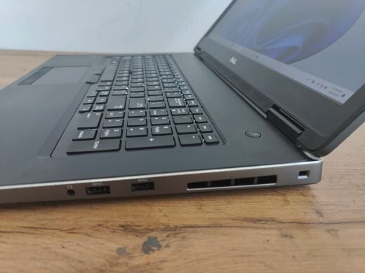 Ноутбук робоча станція Б-клас Dell Precision 7730 / 17.3" (1920x1080) IPS / Intel Core i7-8850H (6 (12) ядра по 2.6 - 4.3 GHz) / 32 GB DDR4 / 1000 GB SSD / nVidia Quadro P5200, 16 GB GDDR5, 256-bit / WebCam / Windows 11 Pro