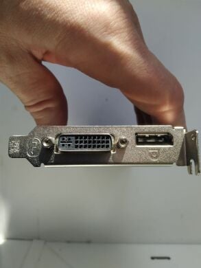Дискретна відеокарта AMD Radeon R7 350X, 4 GB GDDR3, 128-bit / 1x DVI, 1x DisplayPort / Для корпусів форм-фактору SFF
