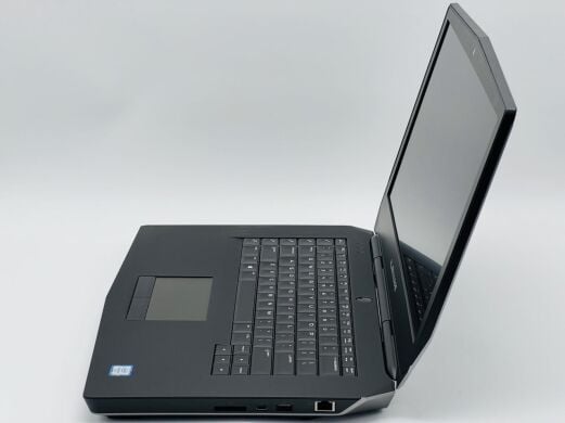Ігровий ноутбук Dell Alienware 15 R2 / 15.6" (1920x1080) IPS / Intel Core i7-6700HQ (4 (8) ядра по 2.6 - 3.5 GHz) / 16 GB DDR4 / 240 GB SSD + 500 GB HDD / nVidia GeForce GTX 970M, 3 GB GDDR5, 192-bit / WebCam Ігровий ноутбук Dell Alienware 15 R2 / 15.6" (1920x1080) IPS / Intel Core i7-6700HQ (4 (8) ядра по 2.6 - 3.5 GHz) / 16 GB DDR4 / 240 GB SSD + 500 GB HDD / nVidia GeForce GTX 970M, 3 GB GDDR5, 192-bit / WebCam